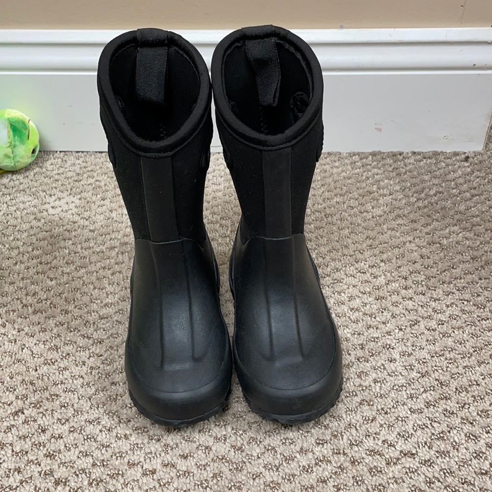 Boys size 6 rubber boots